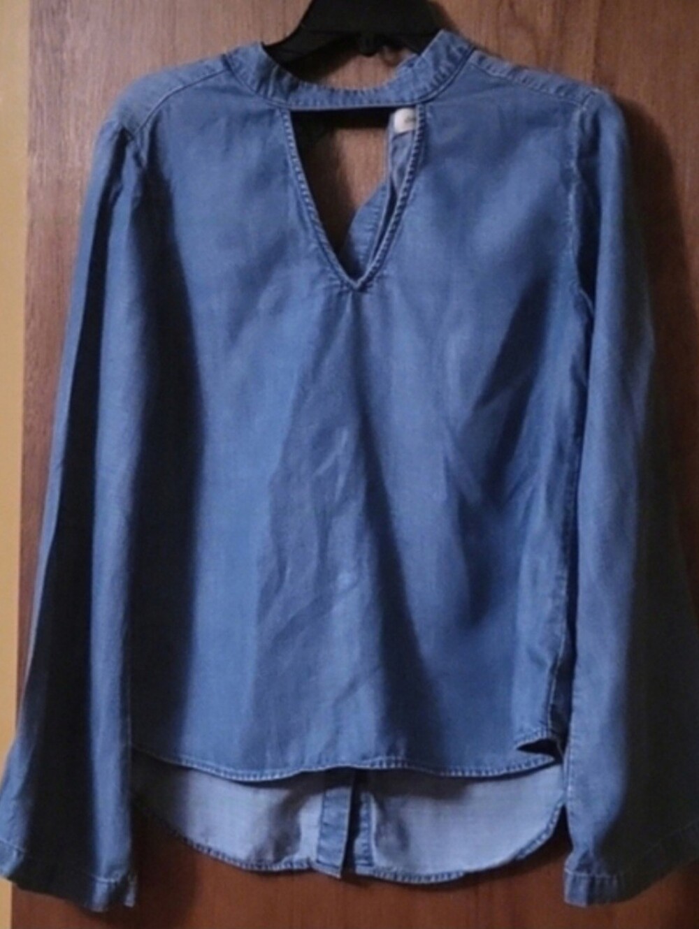 cloth & stone Blue Chambray V-Keyhole Long Sleeve Blouse